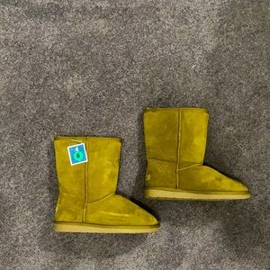 NWT womens Minnetonka brand UGG look alike mid-calf boots. size 8.